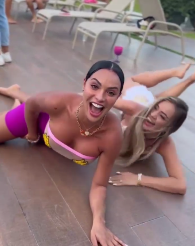 Aline Mineiro dançando com amiga sem calcinha