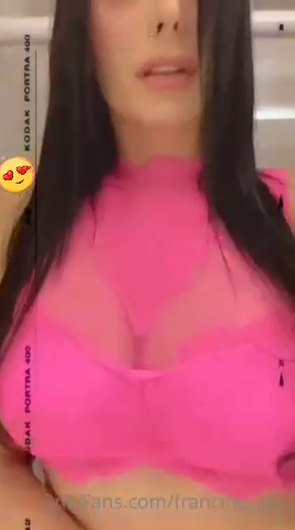 Fran Piaia sensualmente com uma calcinha de redinha