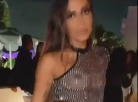 Anitta na festa com vestido transparente exibindo seios