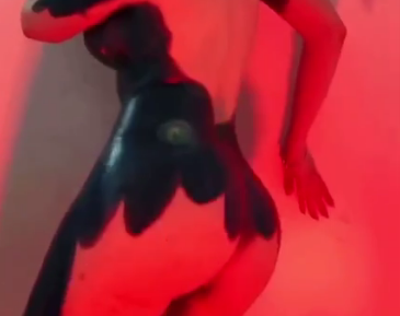 Cibelly Ferreira rebolando com corpo gostoso pintado