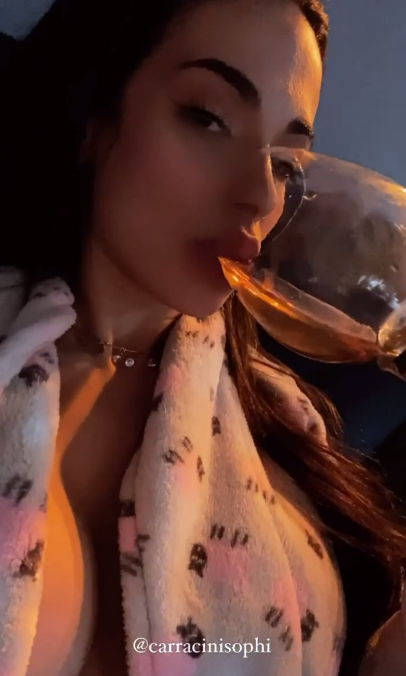 Gata Sophia Carracini tomando vinho depois do banho