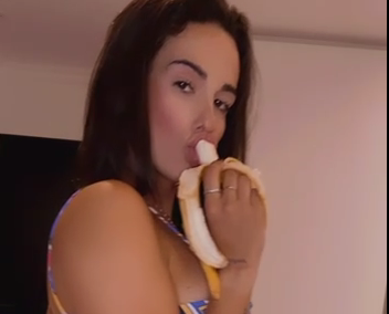 Morena Sophia Carracini comendo banana sensualmente