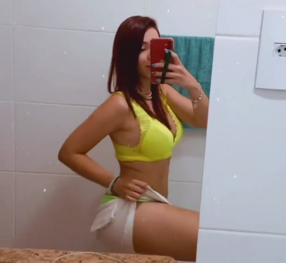 Ruiva Cibelly Ferreira rebolando gostoso no espelho