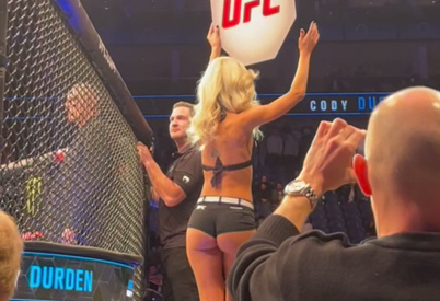 Jhenny Andrade com shortinho atolado no Ufc