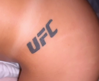 Jhenny Andrade mostrando tatoo ufc no corpo perfeito