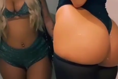 Thallita Treyce e amiga com corpos perfeitos no espelho