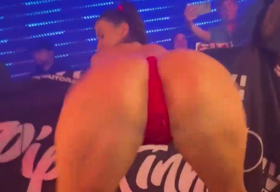 Mc Pipokinha empinando rabo de calcinha no palco