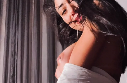 Amanda Albuquerque exibindo peitos com piercing no bicos