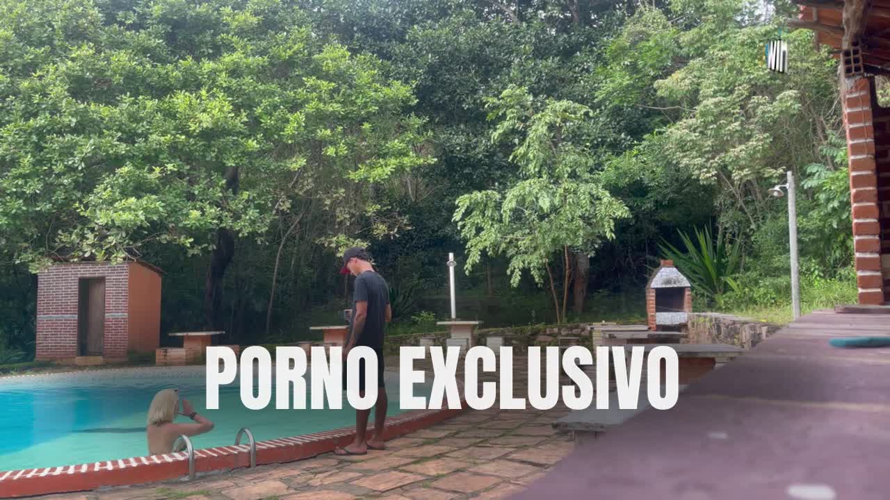 Novinha dando pro piscineiro da rola grandona fazendo ela gozar